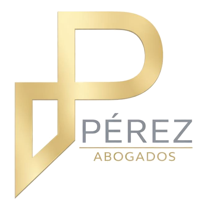 Logotipo de bufete de abogados en dorado y gris con la inscripci&oacute;n &ldquo;P&Eacute;REZ ABOGADOS&rdquo; y la letra P estilizada.