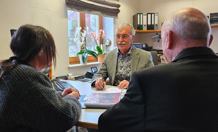 Grab mit viel Trauerschmuck