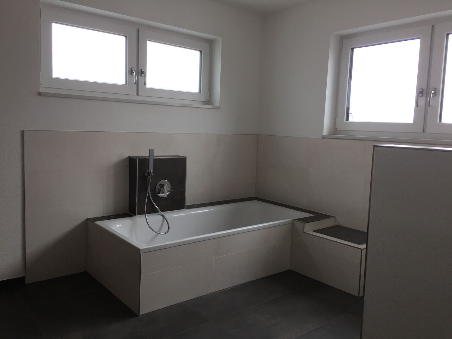 Badewanne, Kleber Hausbau