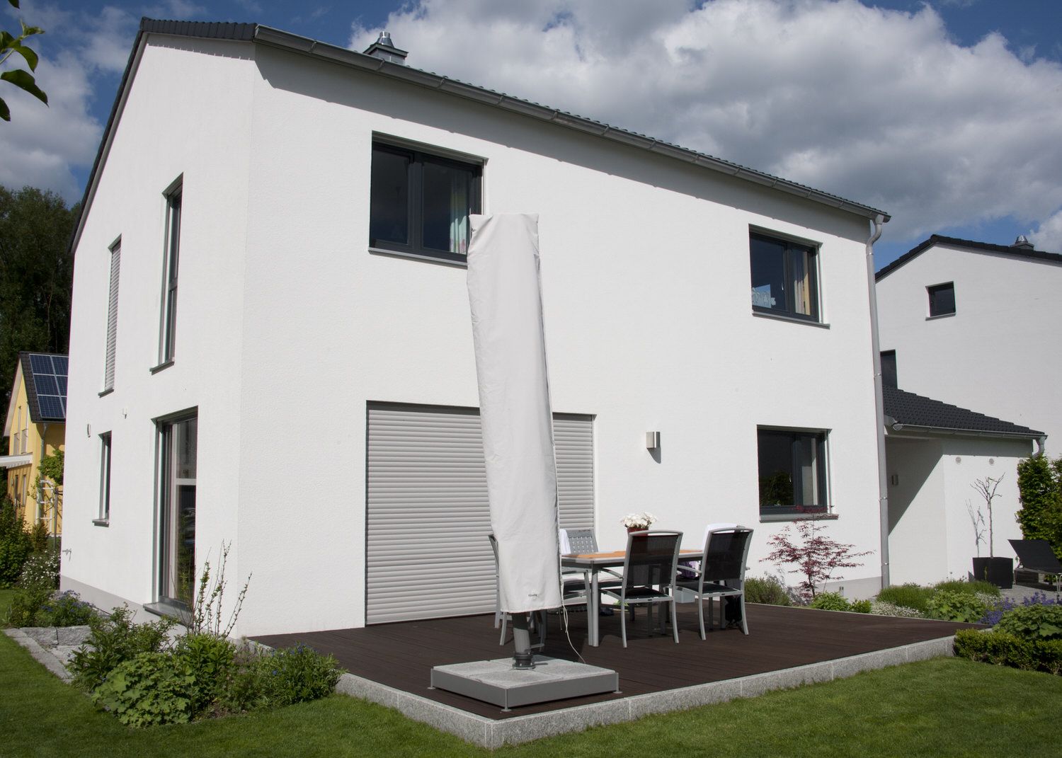 Fertigteilhaus in Weiß, Kleber Hausbau