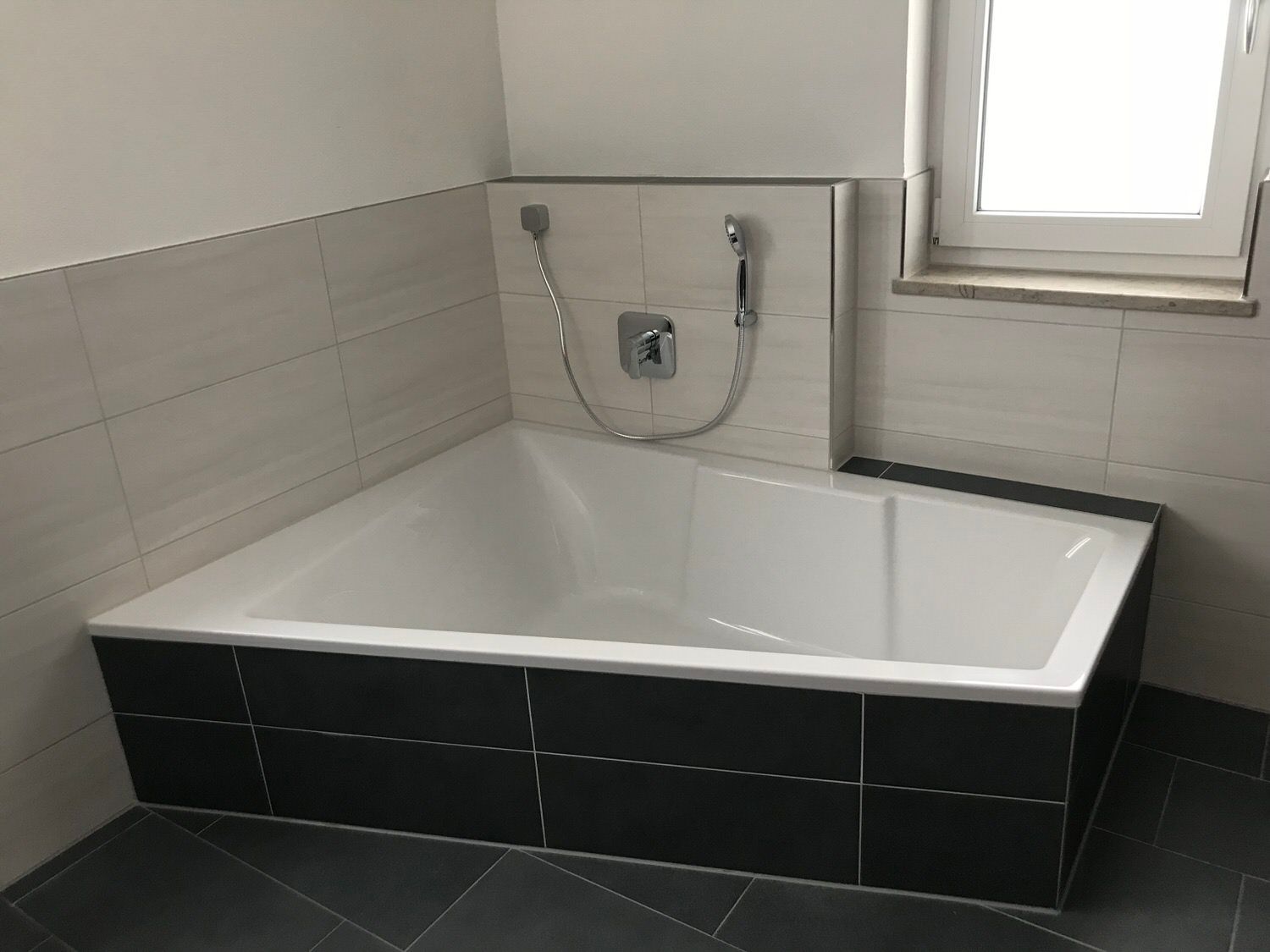 Eckbadewanne, Kleber Hausbau