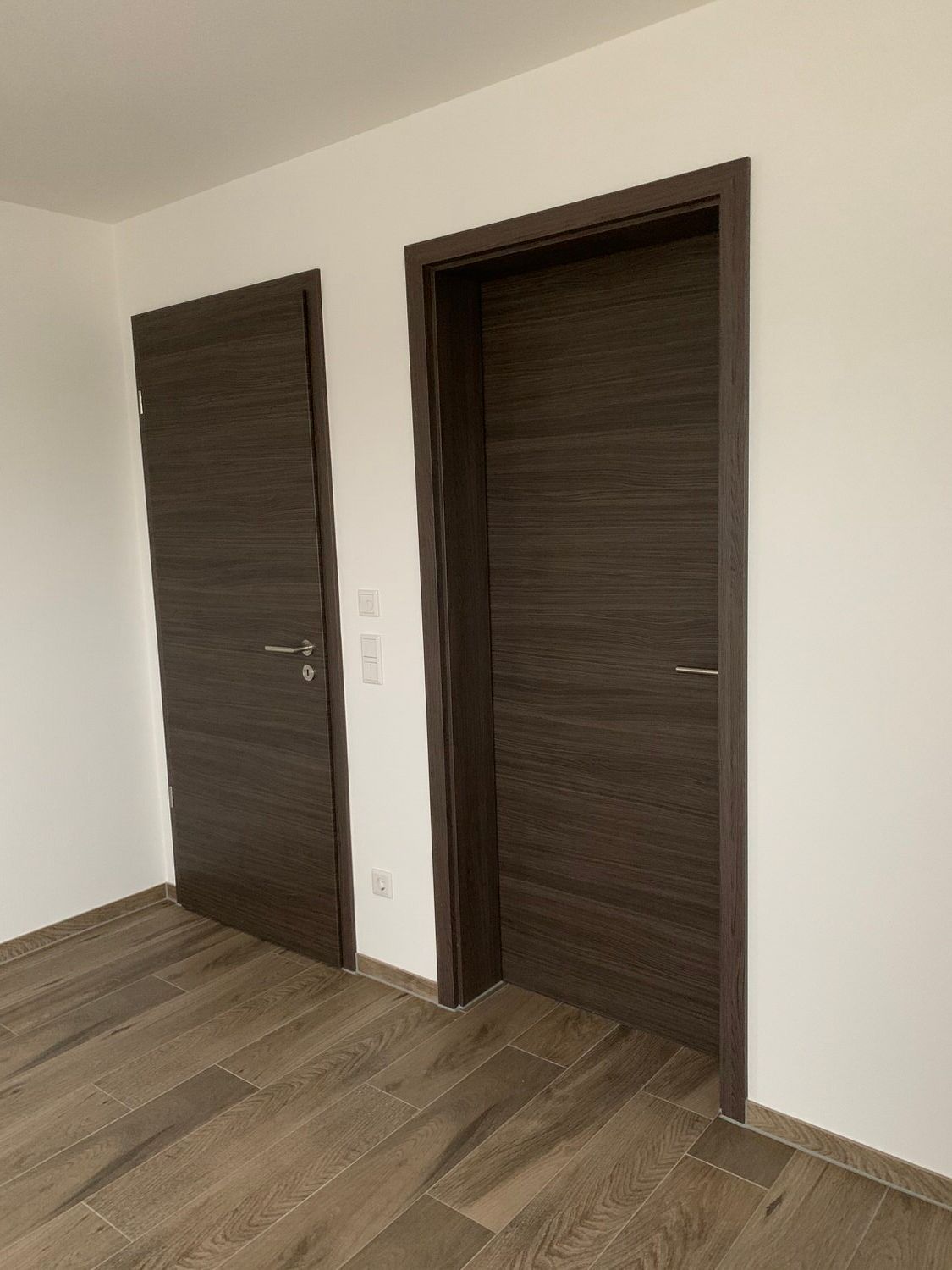 Zwei Holztüren, Kleber Hausbau