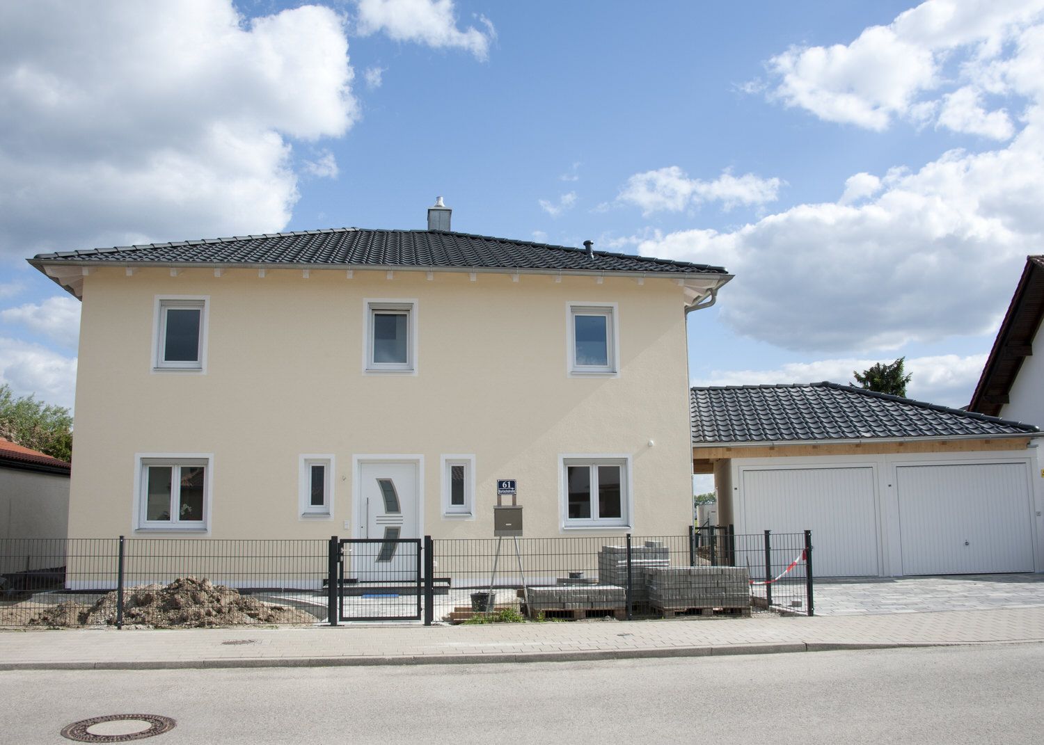 Cremefarbenes Fertigteilhaus, Kleber Hausbau