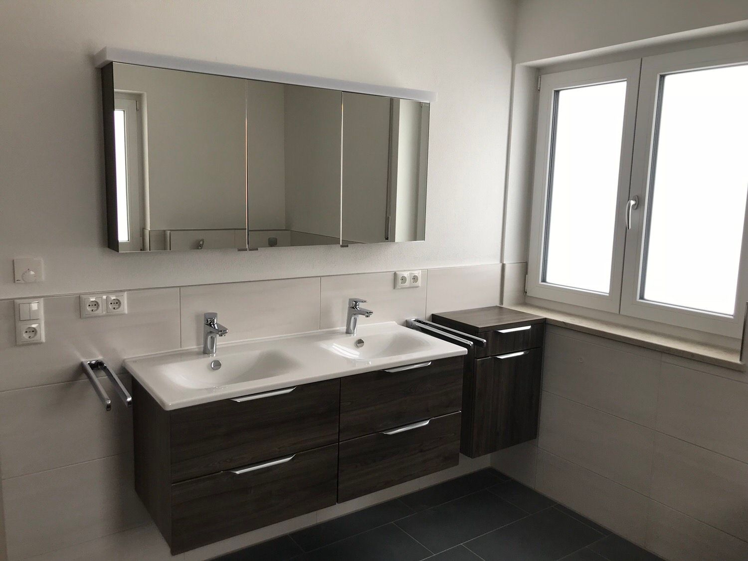 Zwei Waschbecken, Kleber Hausbau