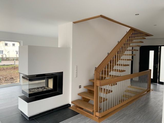 Kamin und Holztreppe, Kleber Hausbau