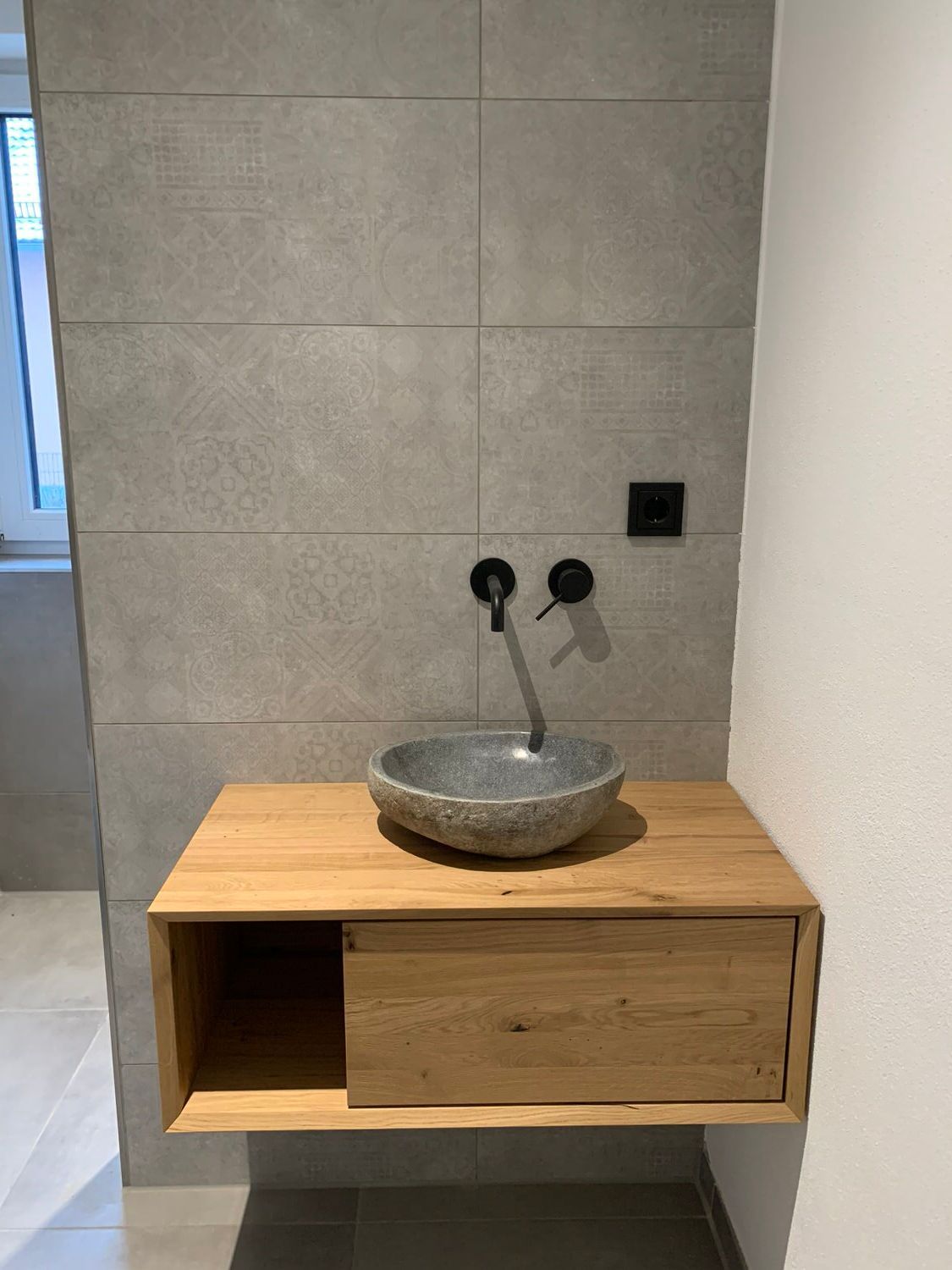 Waschbecken mit Holz, Kleber Hausbau