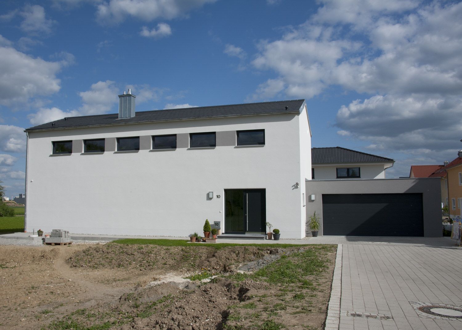 Fertigteilhaus in Weiß inklusive Garage, Kleber Hausbau