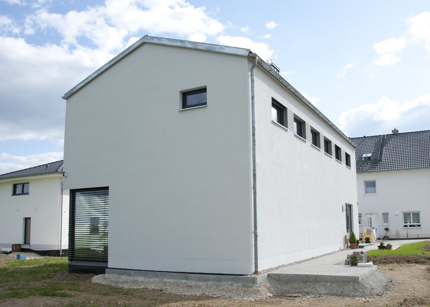 Fertigteilhaus in Weiß, Kleber Hausbau