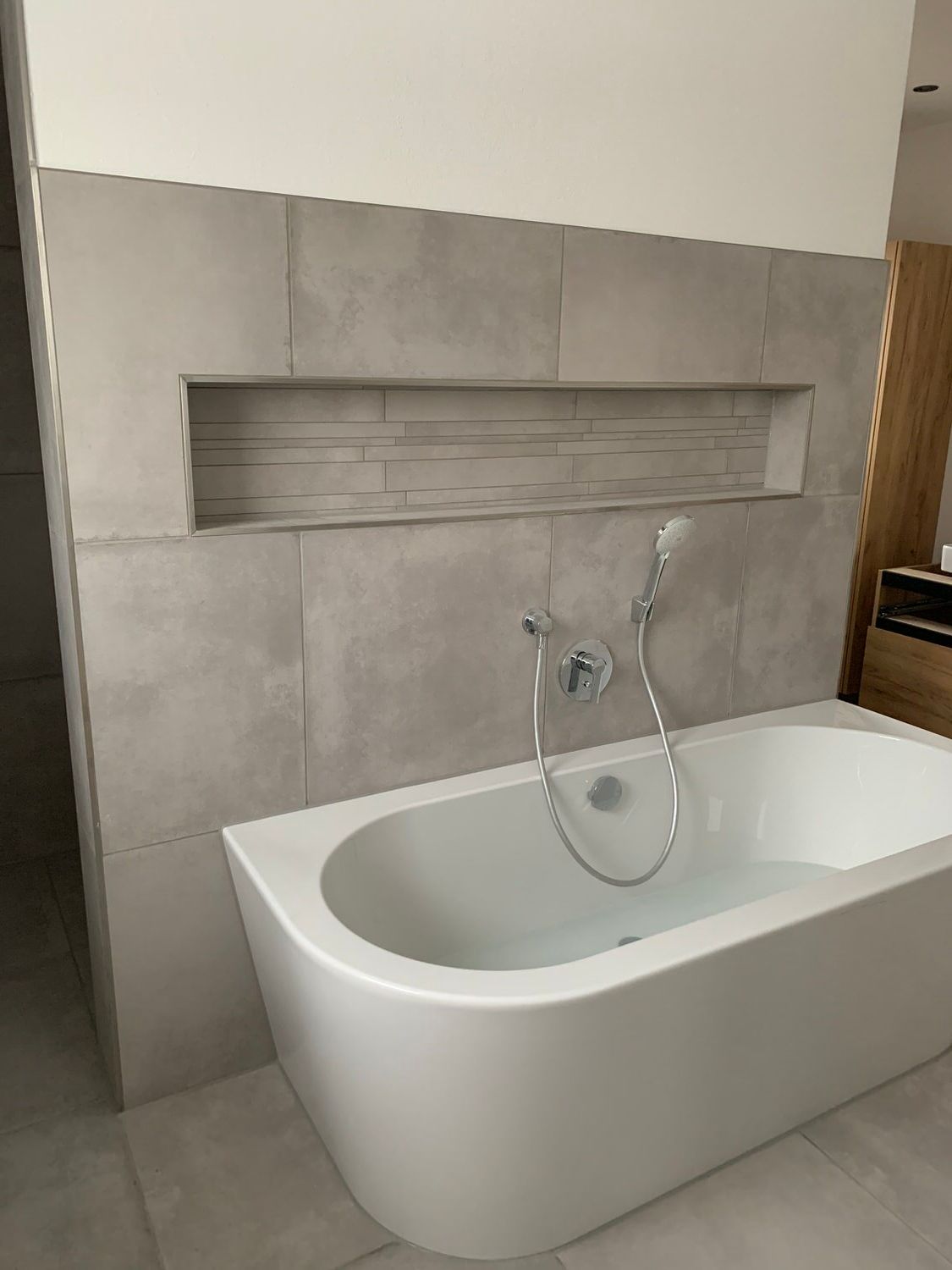 weiße Badewanne, Kleber Hausbau