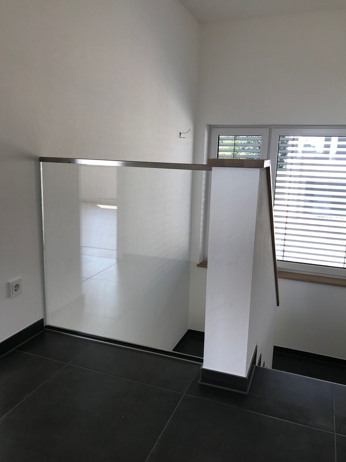 Gefliester Bereich vor Treppe, Kleber Hausbau