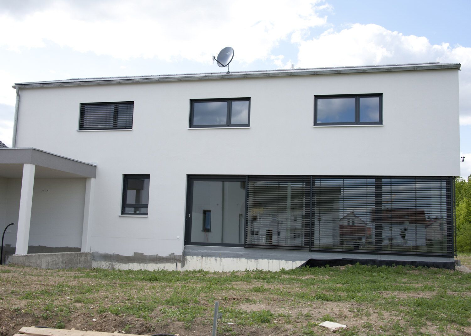 Fertigteilhaus in Weiß, Kleber Hausbau