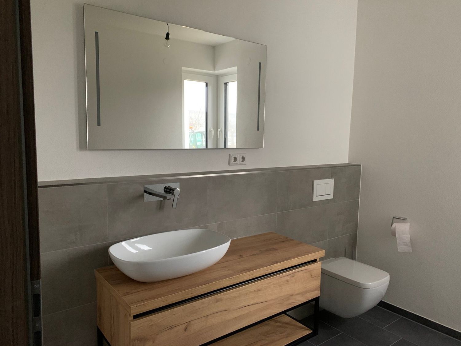 Waschbecken und WC, Kleber Hausbau