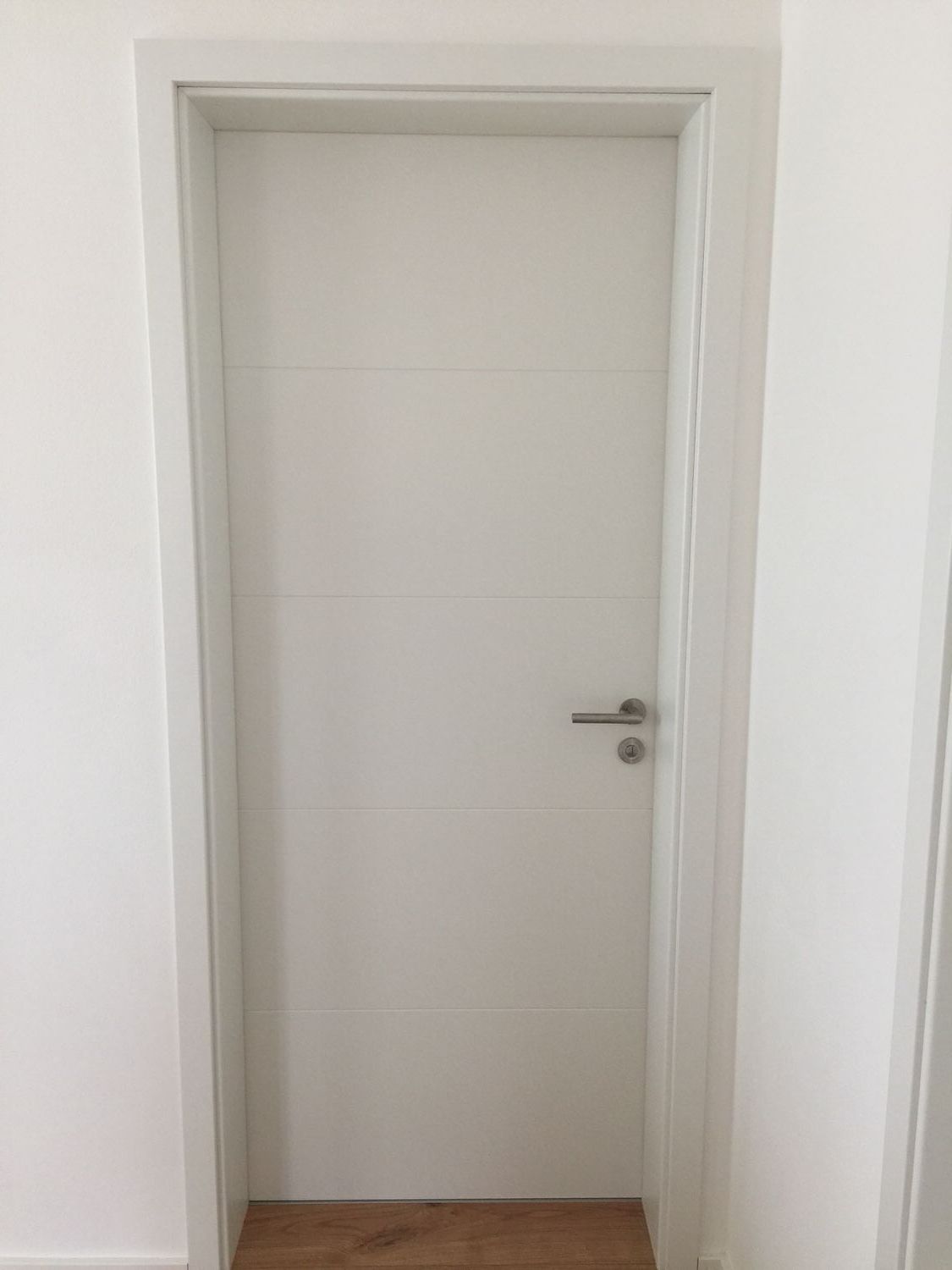 weiße Tür, Kleber Hausbau