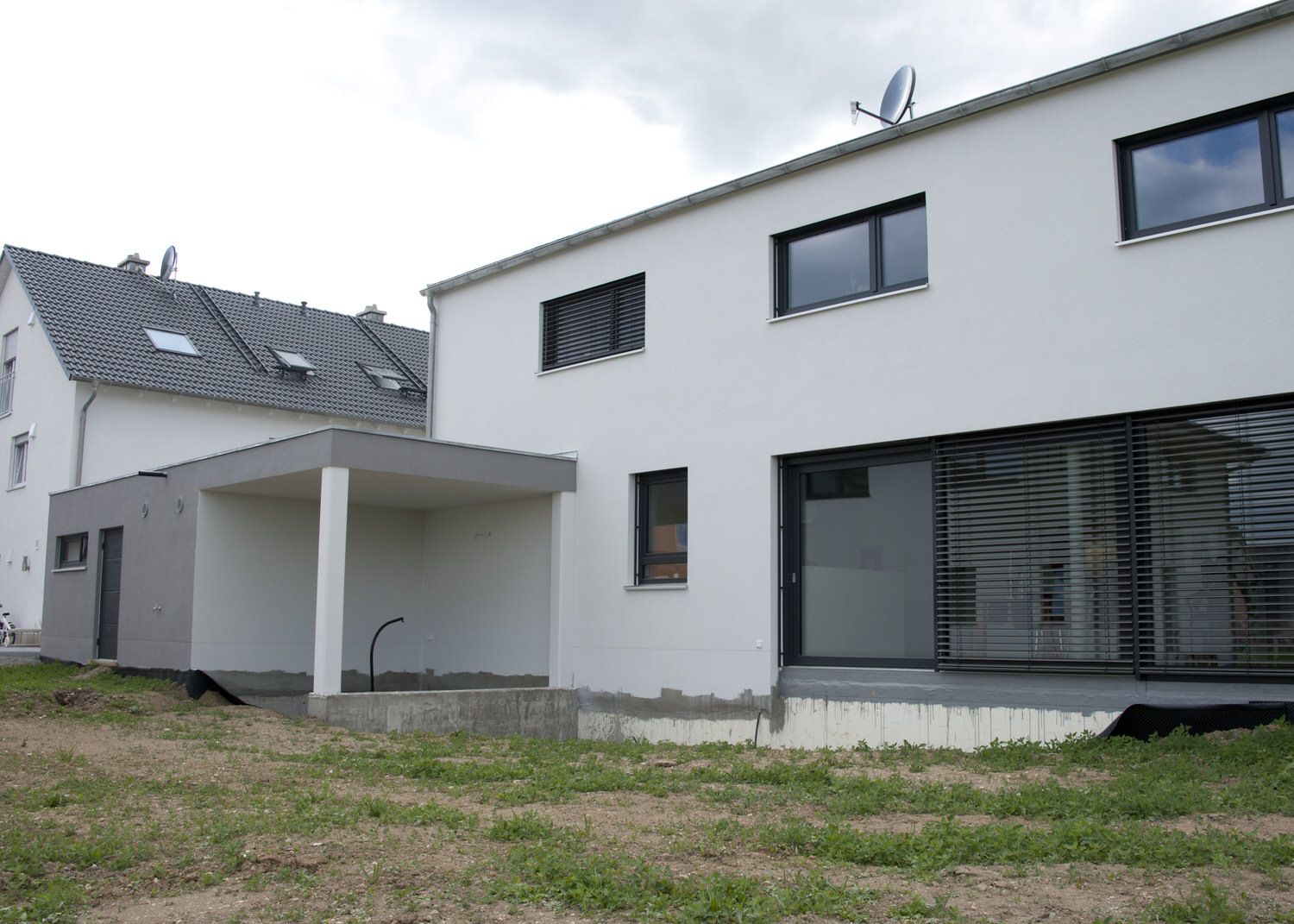 Fertigteilhaus in Weiß, Kleber Hausbau