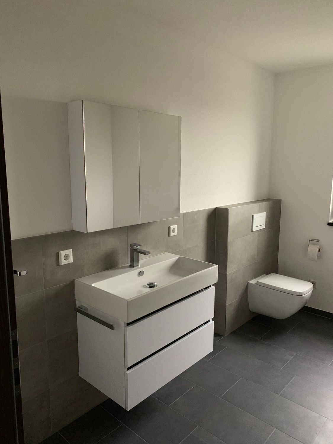 Waschbecken und WC, Kleber Hausbau