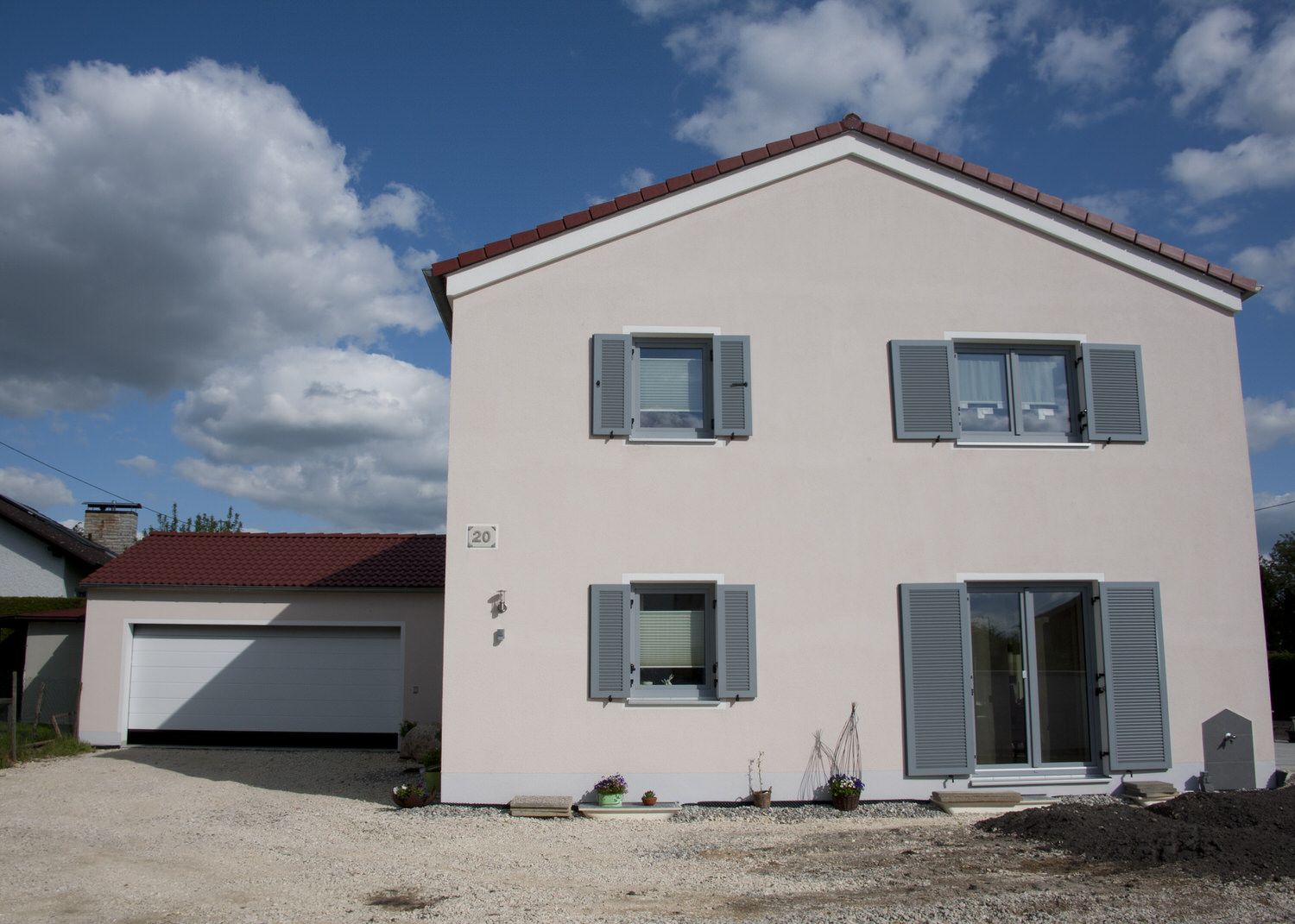 Fertigteilhaus in Weiß, Kleber Hausbau