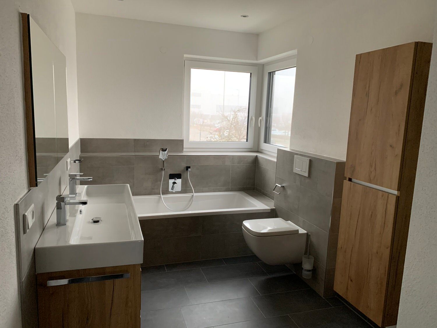 Badezimmer inklusive WC, Badewanne und Waschbecken, Kleber Hausbau