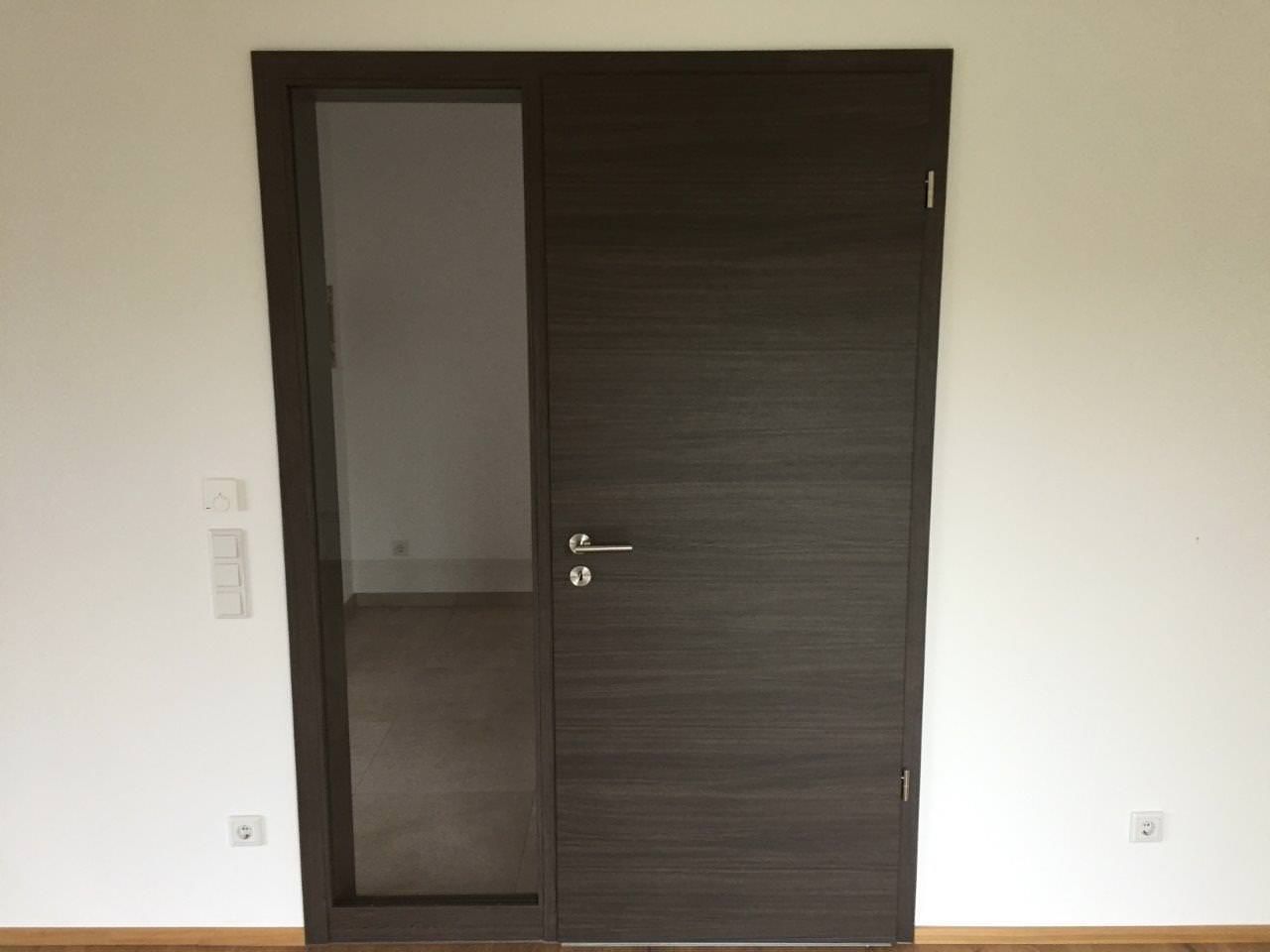 Holztür mit Glaselement, Kleber Hausbau