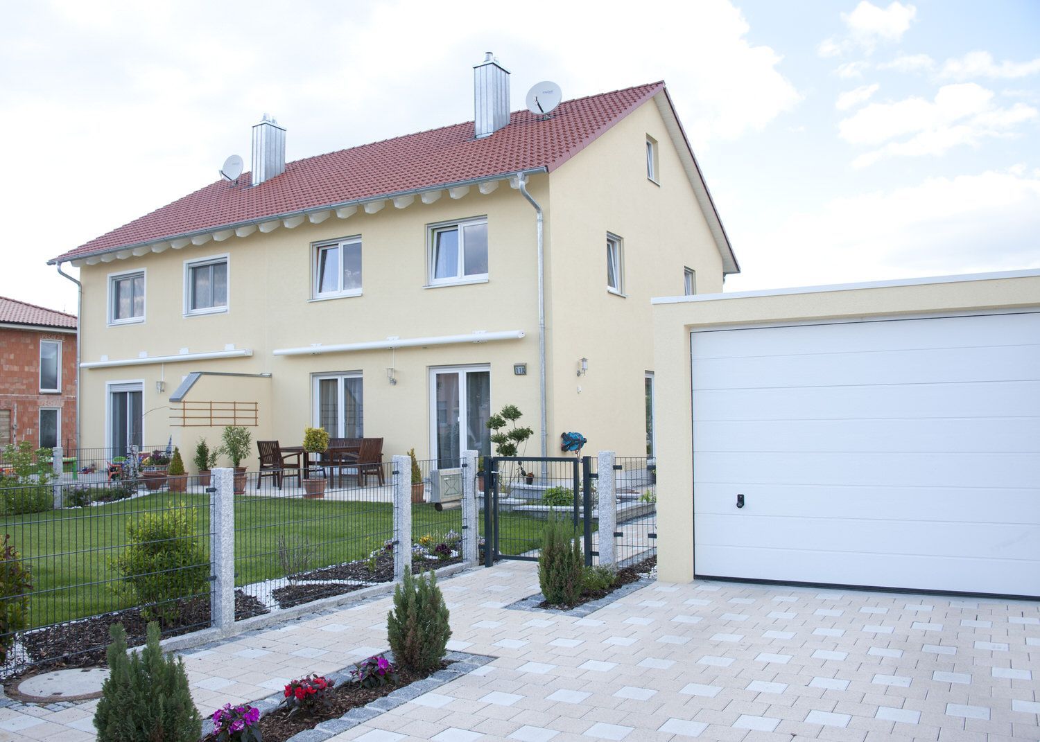 Fertigteilhaus in Cremefarben, Kleber Hausbau