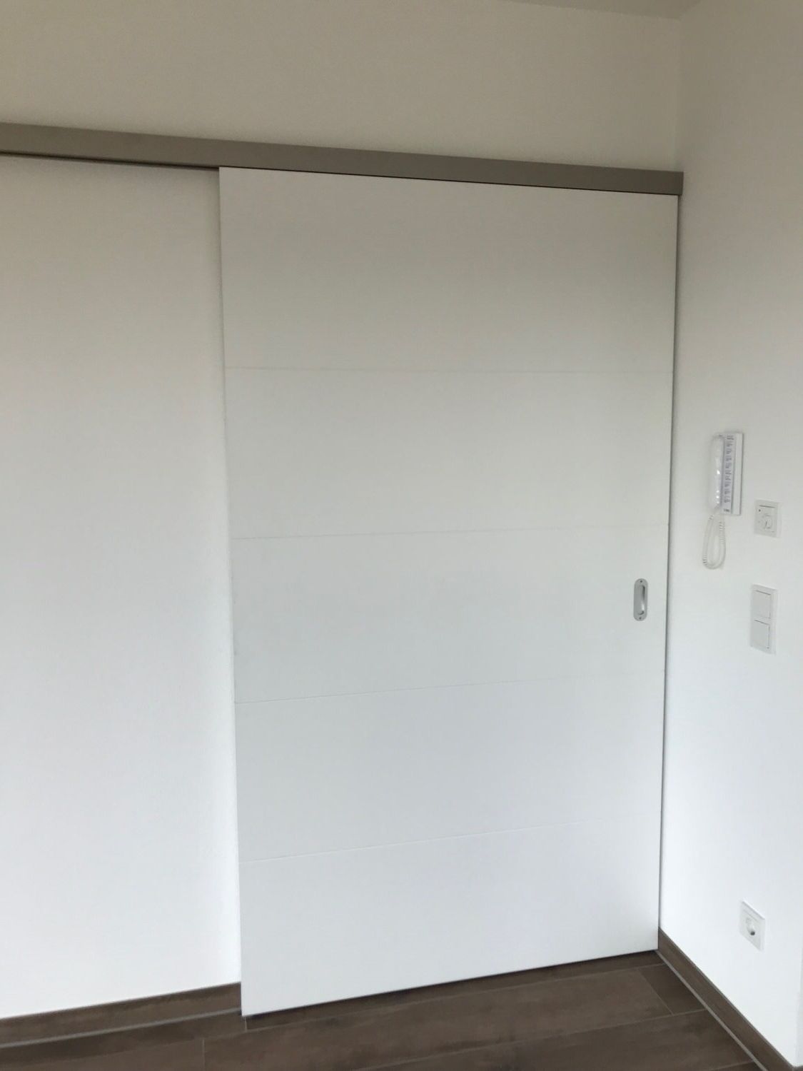 weiße Tür, Kleber Hausbau