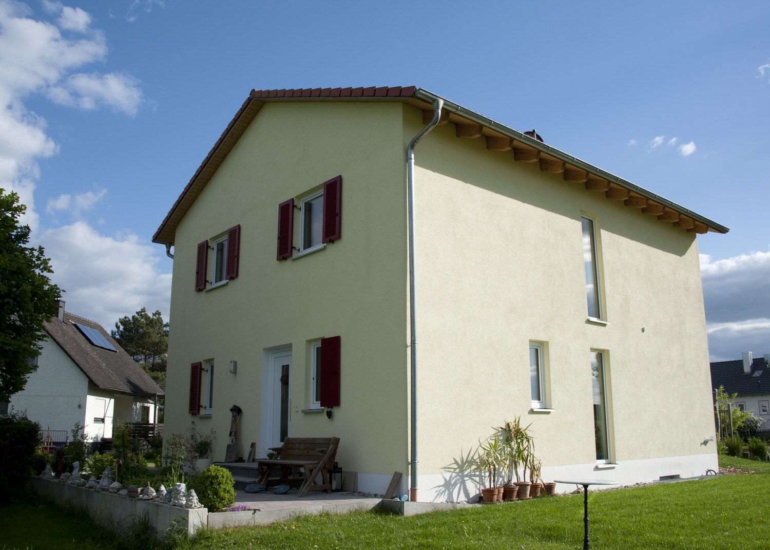 Fertigteilhaus in Cremefarben, Kleber Hausbau