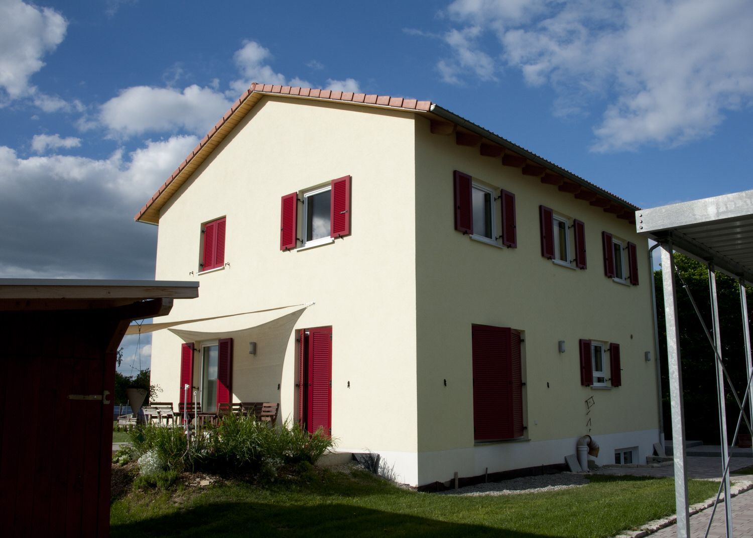 Fertighaus in Cremefarben, Kleber Hausbau