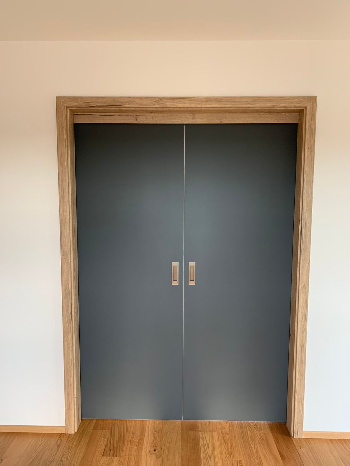 Dunkelgraue Doppeltür, Kleber Hausbau