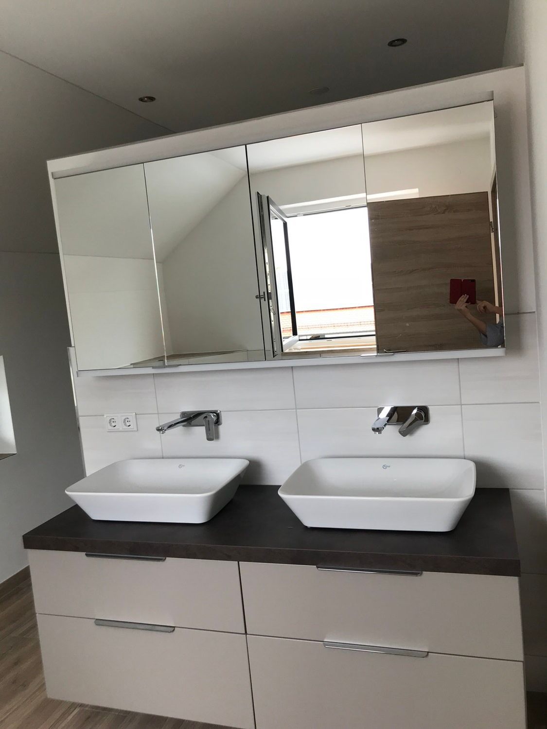 zwei Waschbecken, Kleber Hausbau