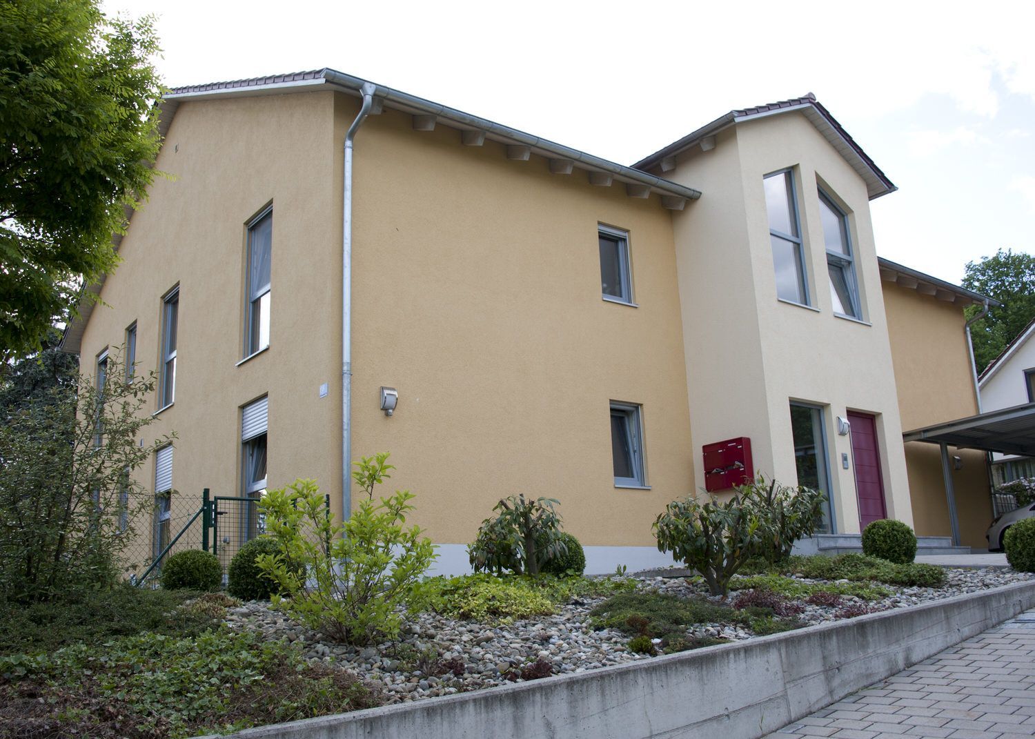 Fertighaus in Cremefarben, Kleber Hausbau