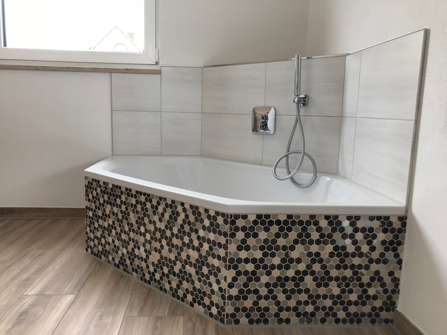 Eckbadewanne, Kleber Hausbau