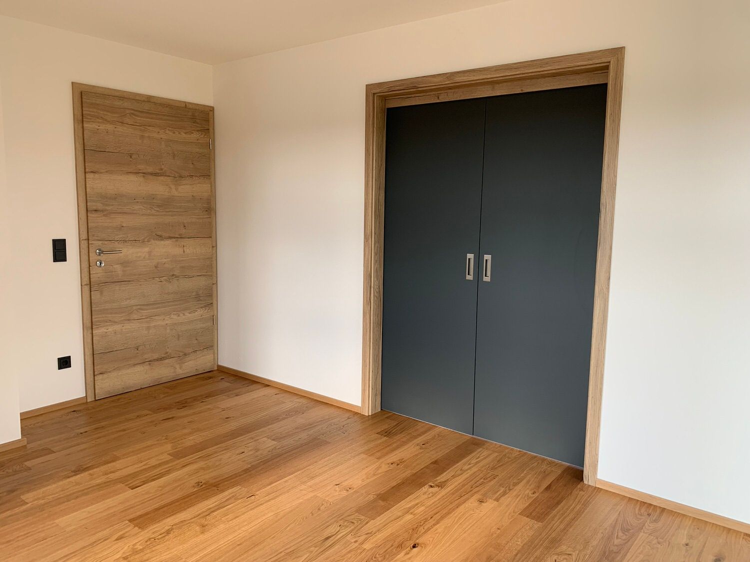 Dunkelgraue Doppeltür, Kleber Hausbau