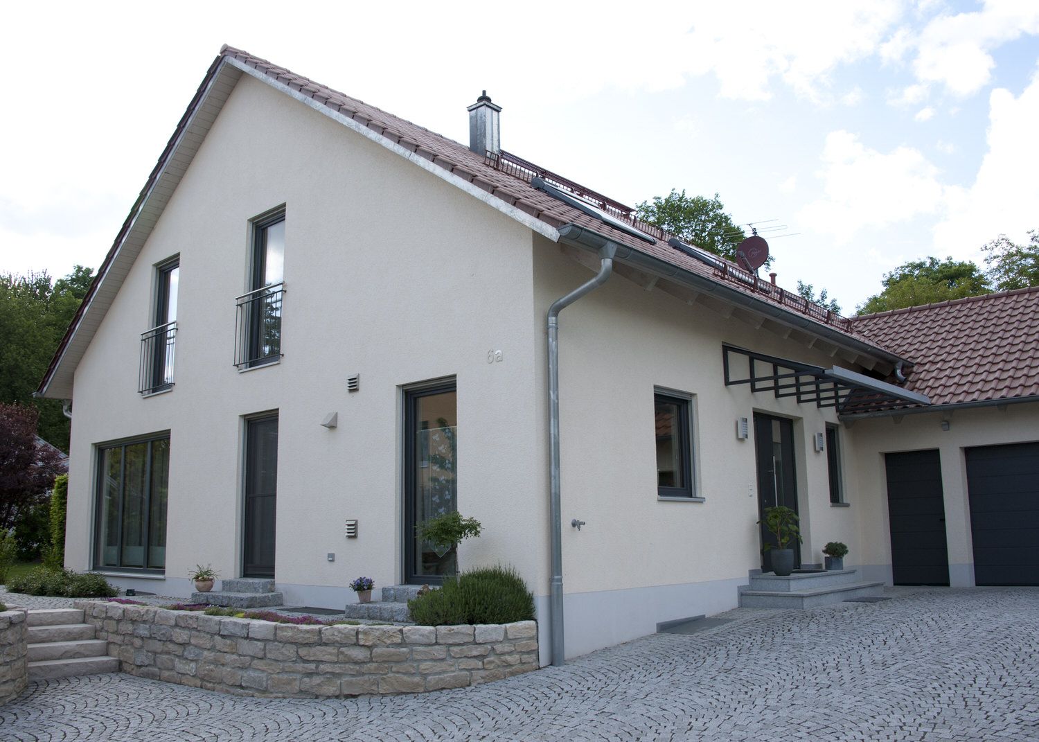 Fertigteilhaus in Weiß, Kleber Hausbau