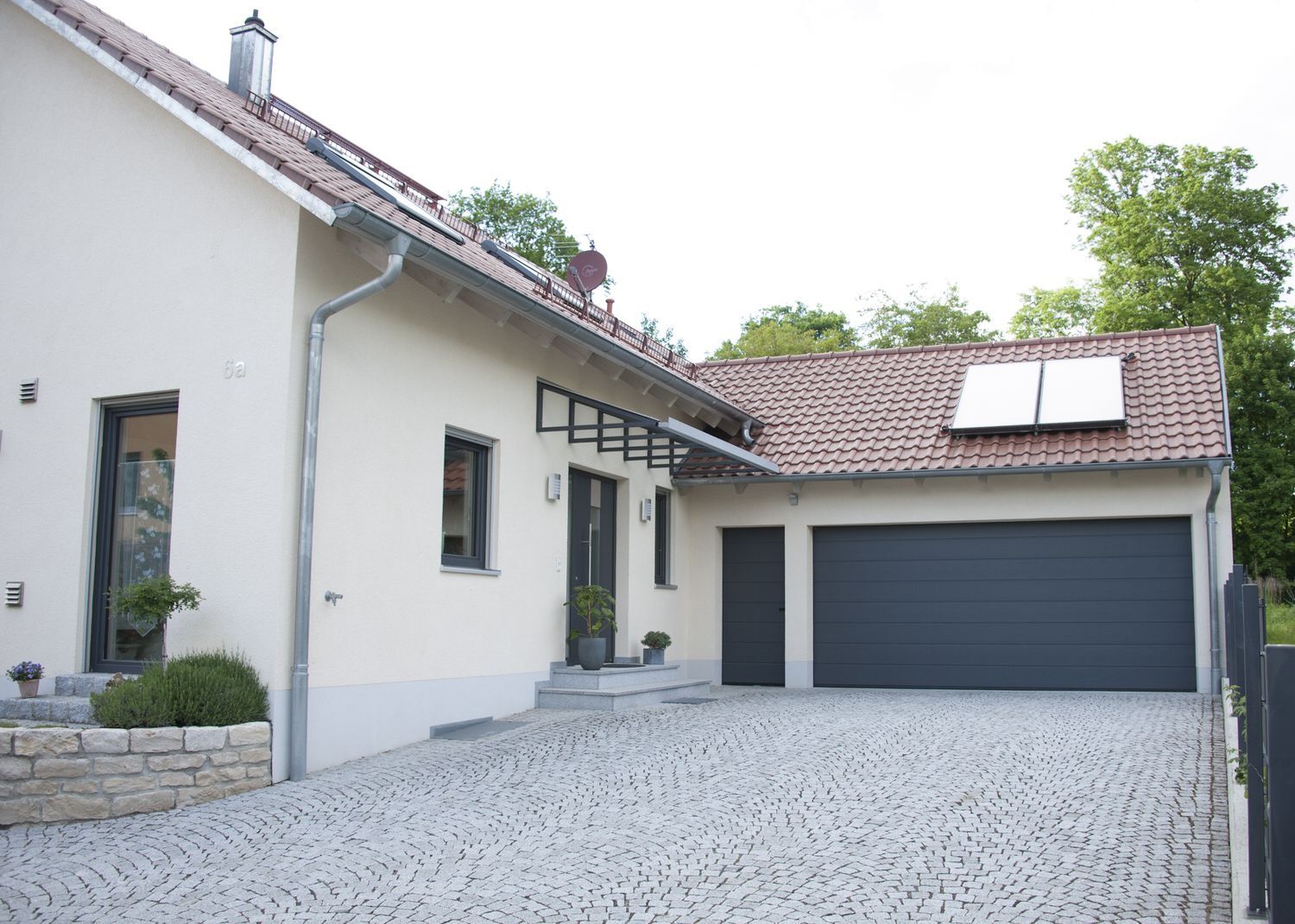 Fertigteilhaus in Weiß, Kleber Hausbau