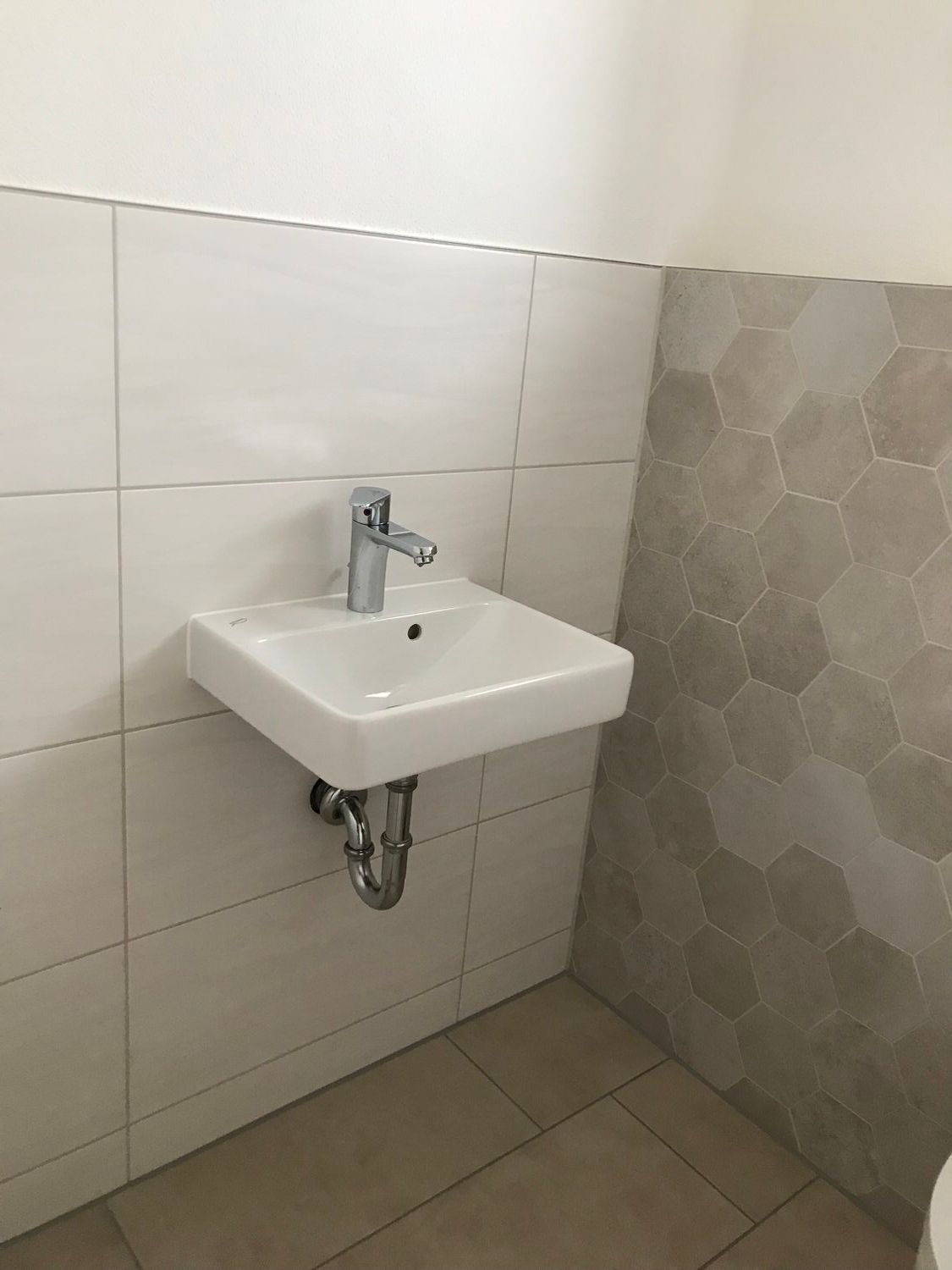 Waschbecken, Kleber Hausbau