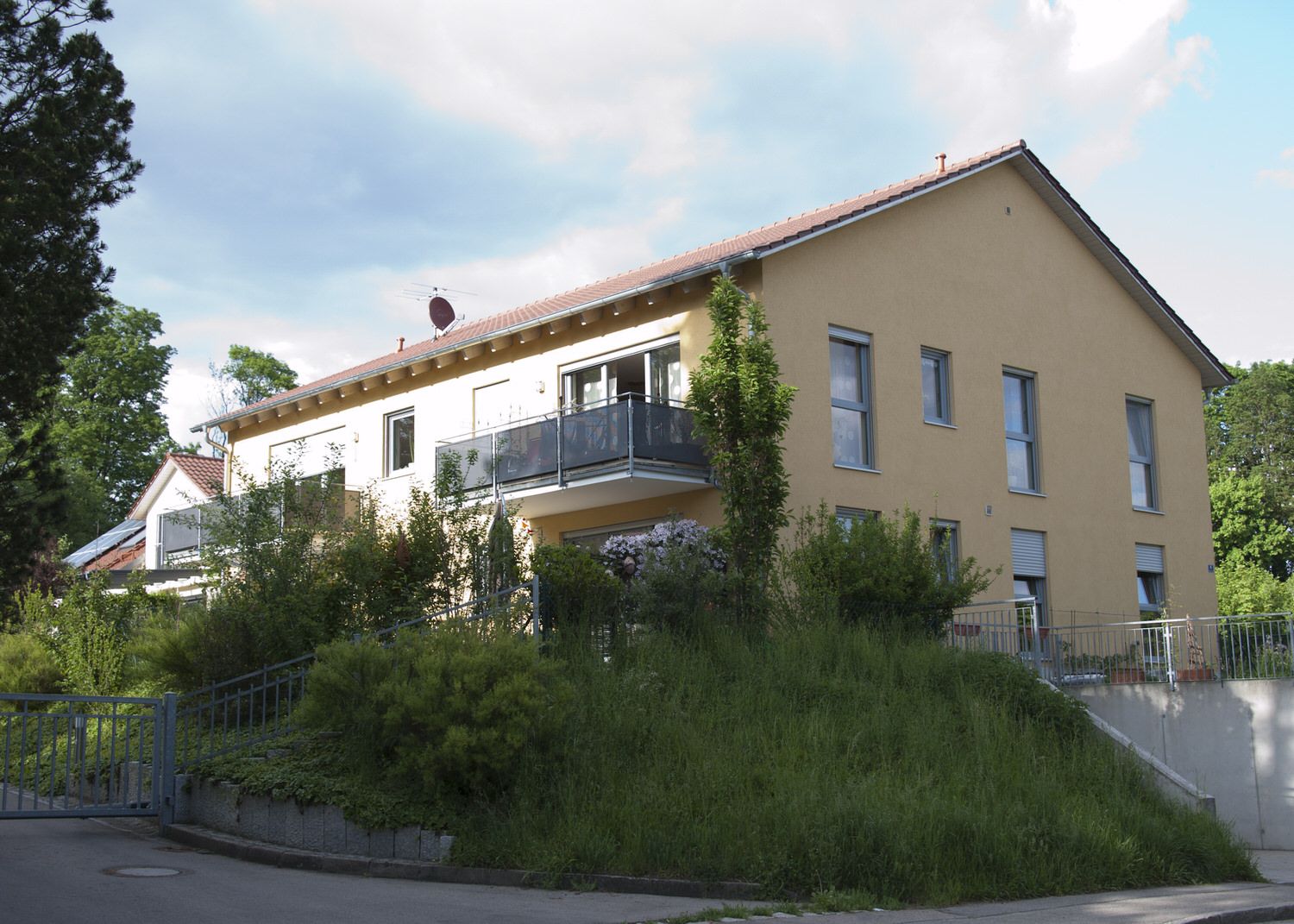 Fertigteilhaus in Cremefarben, Kleber Hausbau