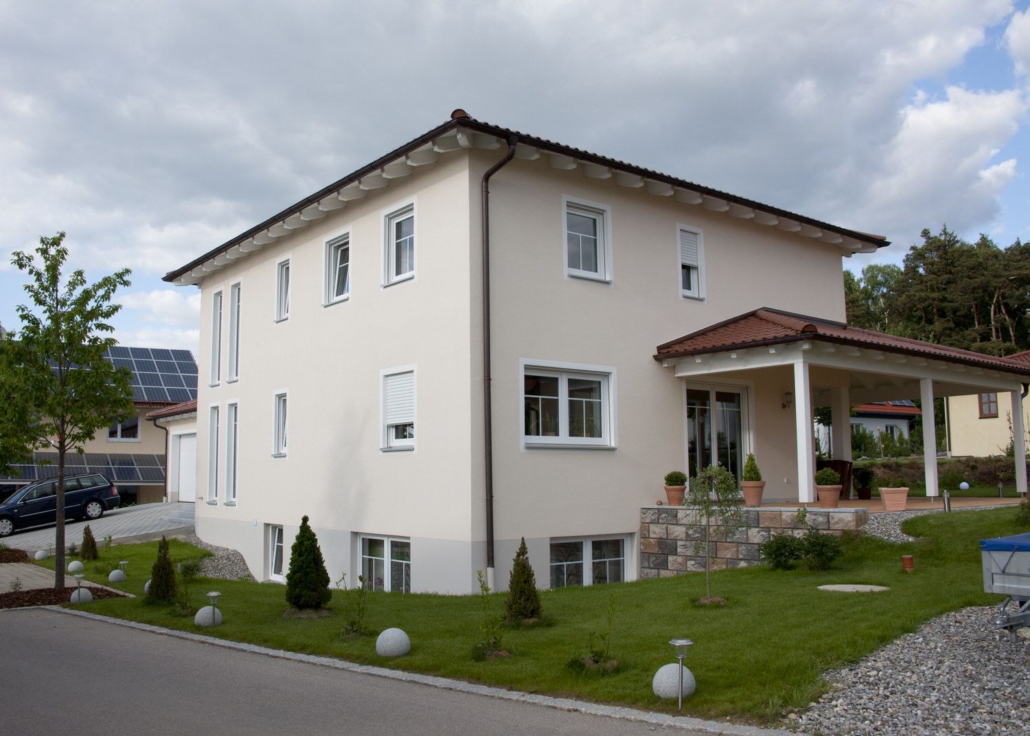 Fertigteilhaus in Weiß, Kleber Hausbau