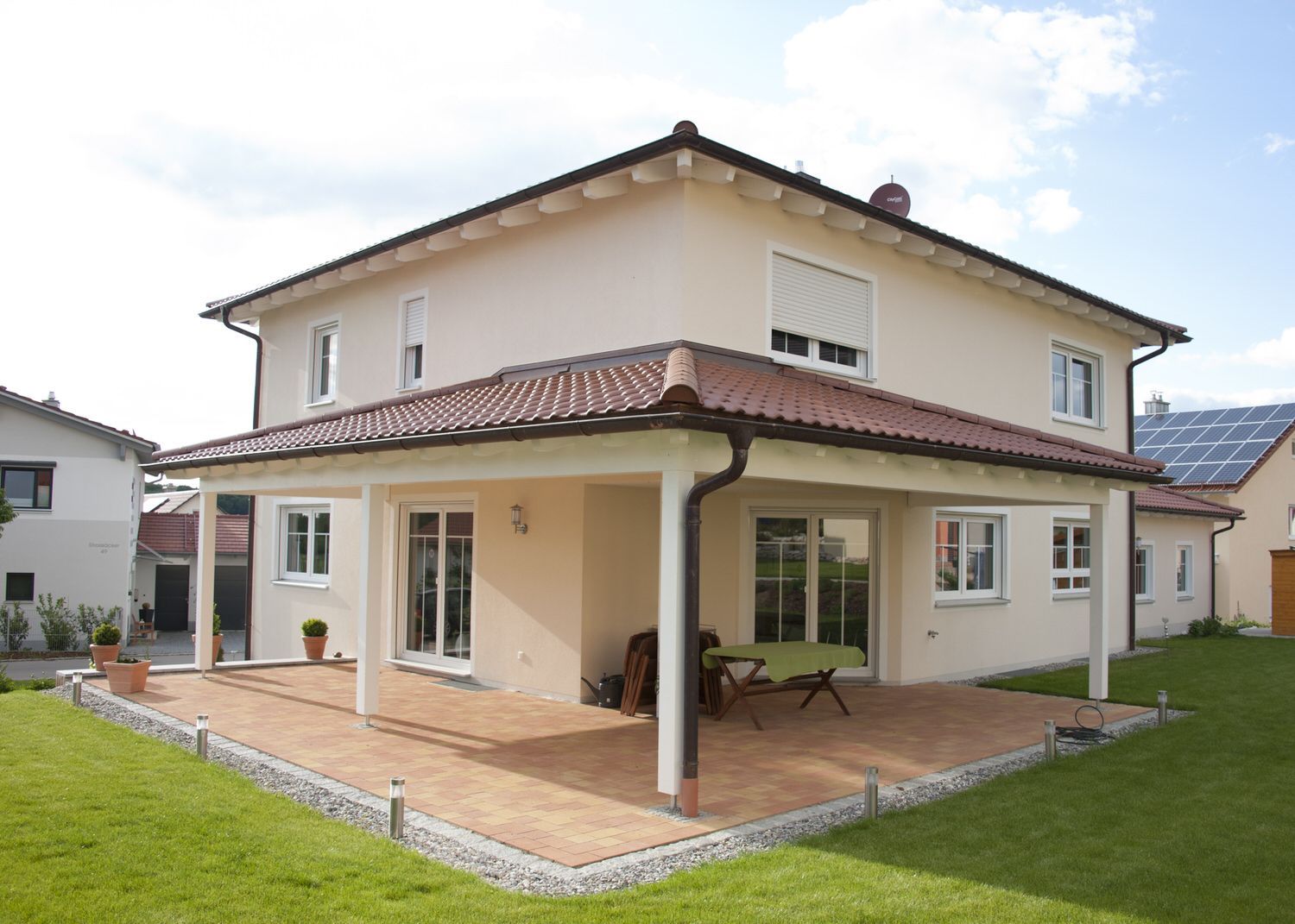 Fertigteilhaus in Weiß, Kleber Hausbau