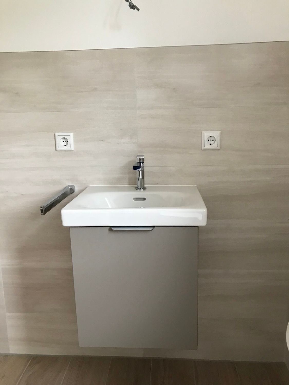 Waschbecken, Kleber Hausbau