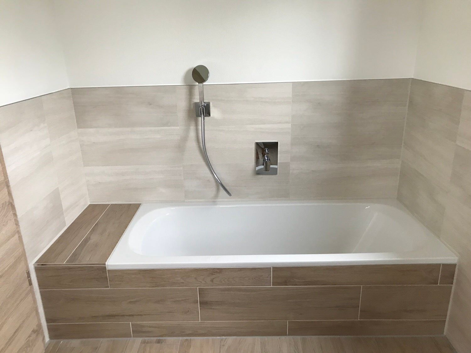 Badewanne, Kleber Hausbau