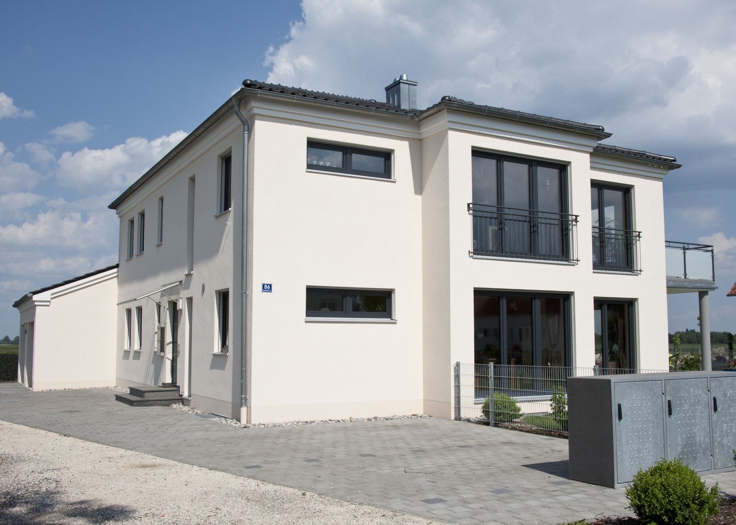 Fertigteilhaus in Weiß, Kleber Hausbau