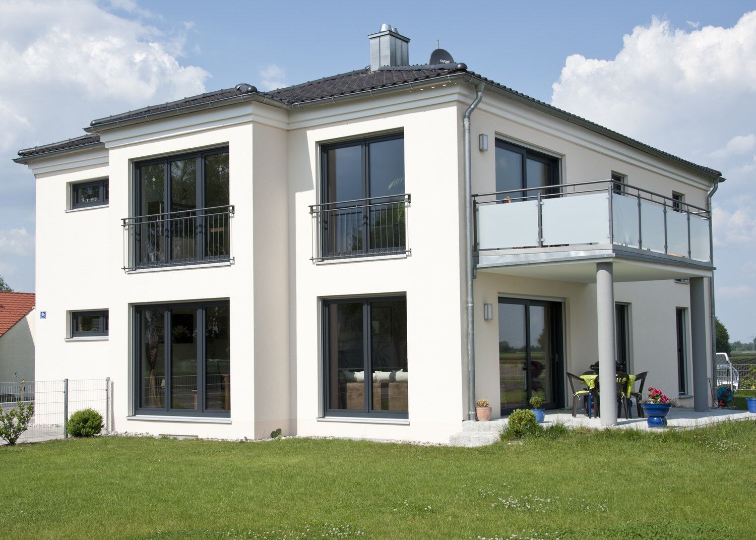 Fertigteilhaus in Weiß, Kleber Hausbau