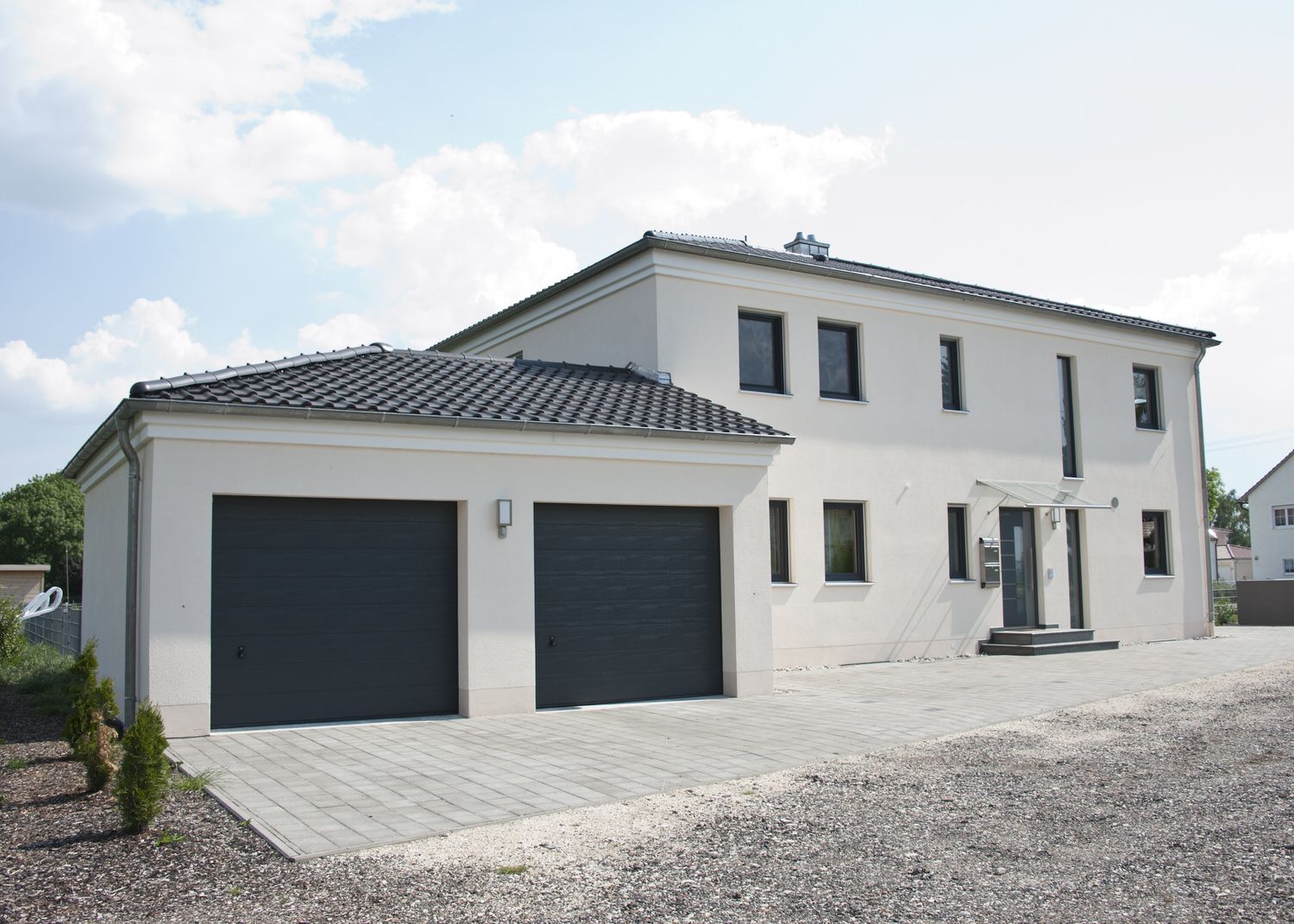 Fertigteilhaus in Weiß, Kleber Hausbau