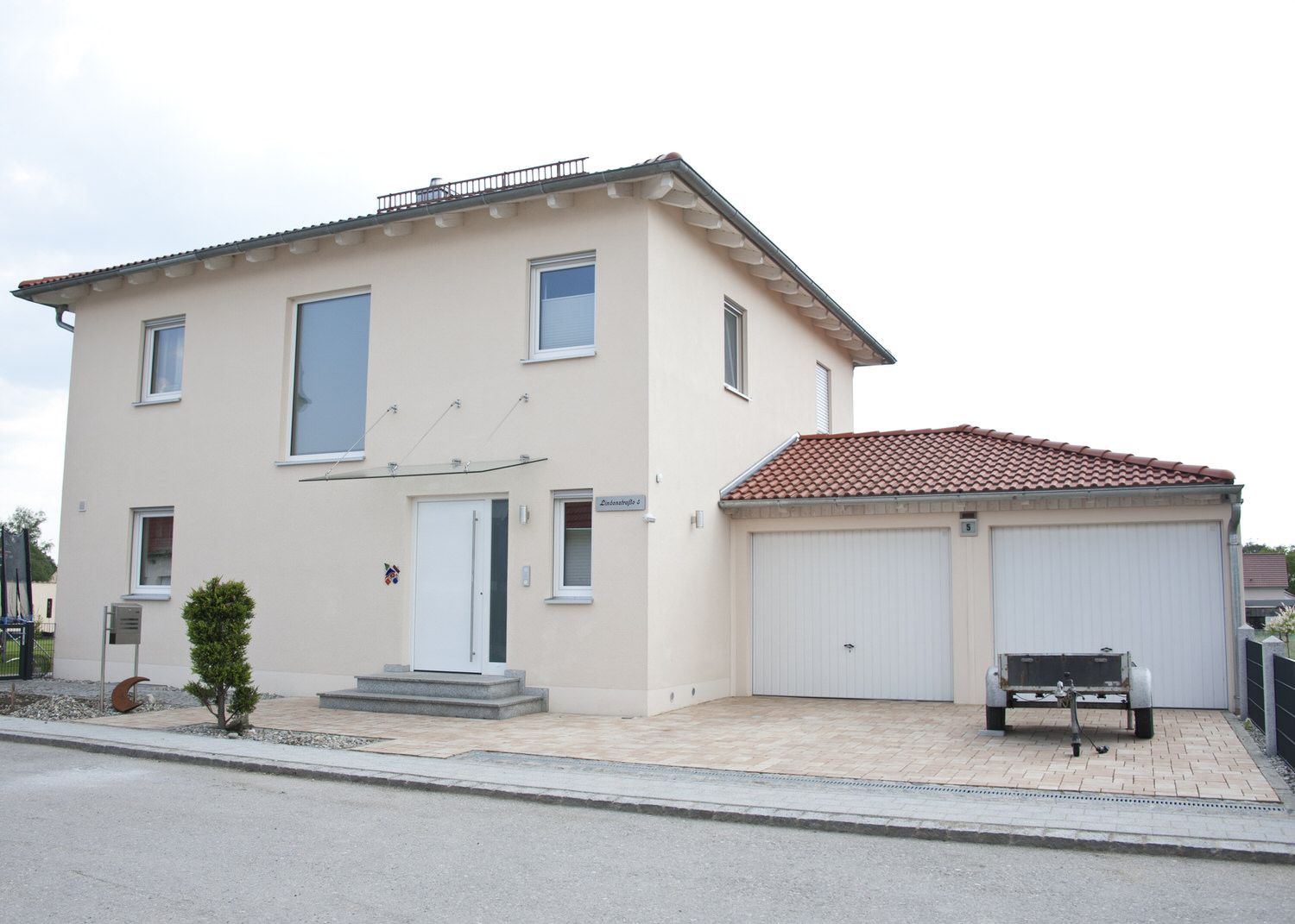 Fertigteilhaus in Weiß, Kleber Hausbau