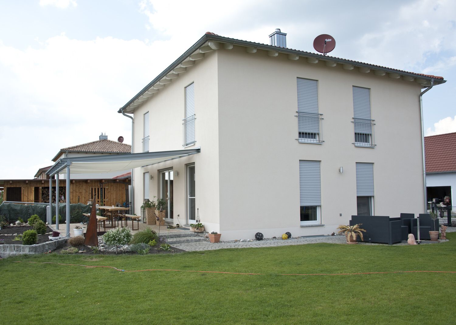 Fertigteilhaus in Weiß, Kleber Hausbau