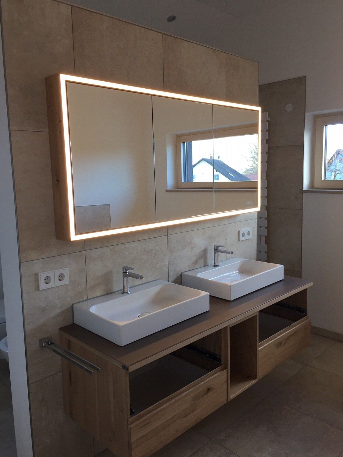 zwei Waschbecken, Kleber Hausbau