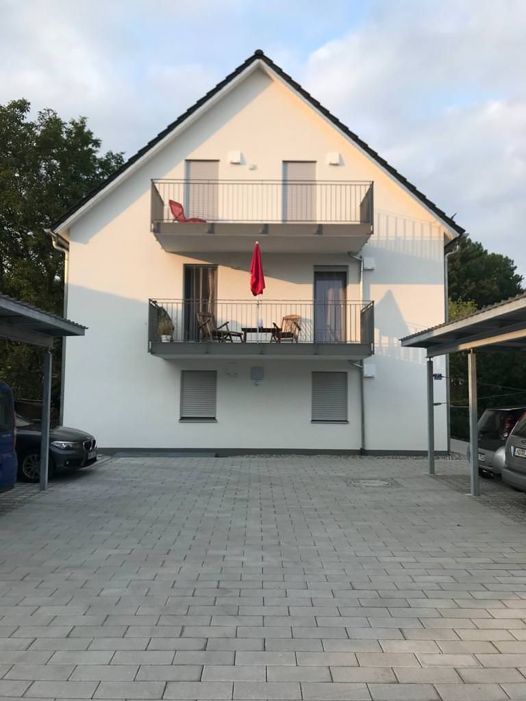 Fertigteilhaus in Weiß, Kleber Hausbau