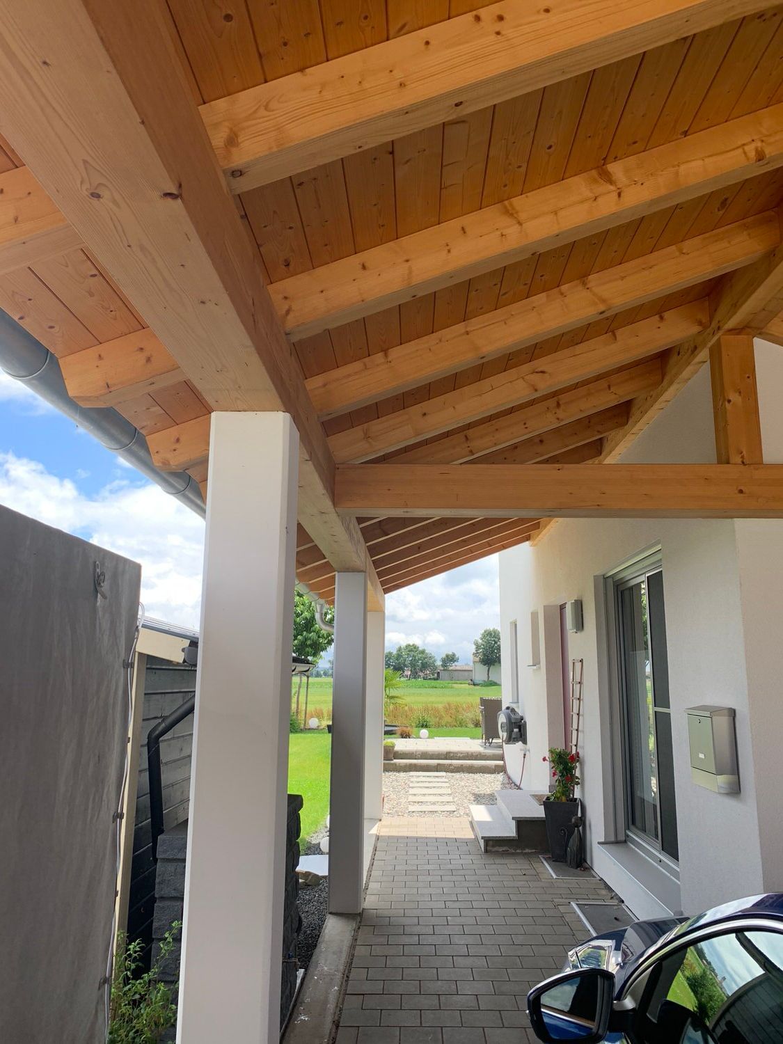 Eingangsbereich Fertigteilhaus mit Holzdach, Kleber Hausbau