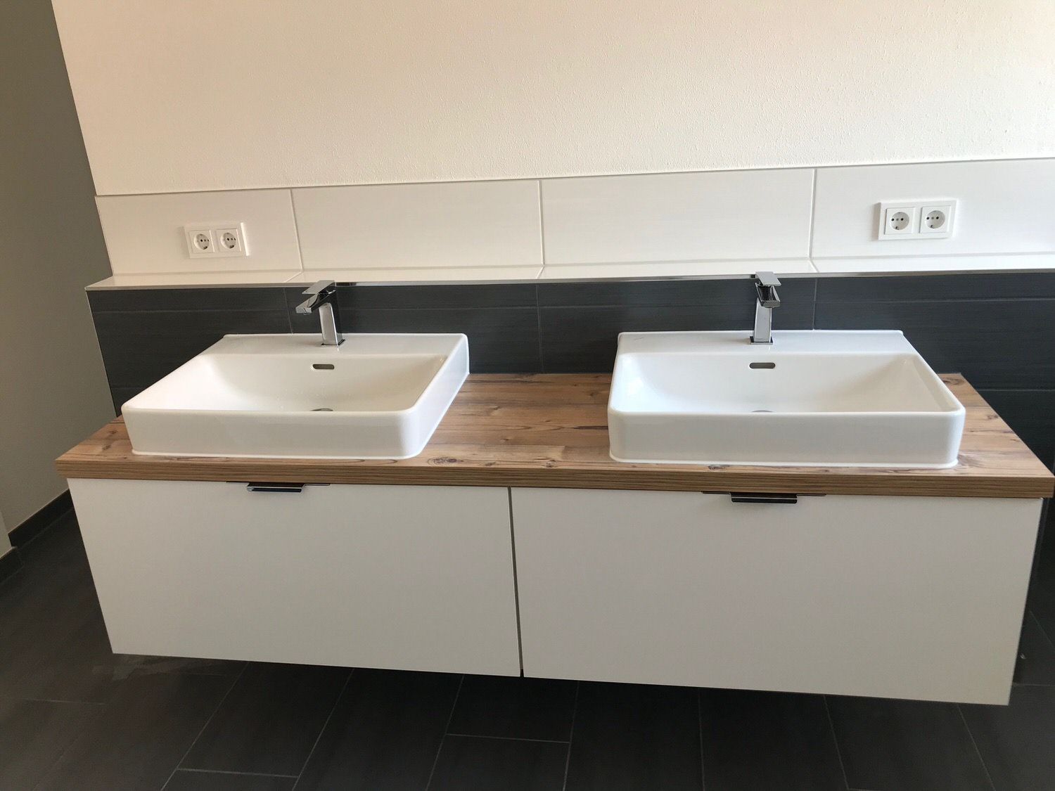 Zwei weiße Waschbecken, Kleber Hausbau