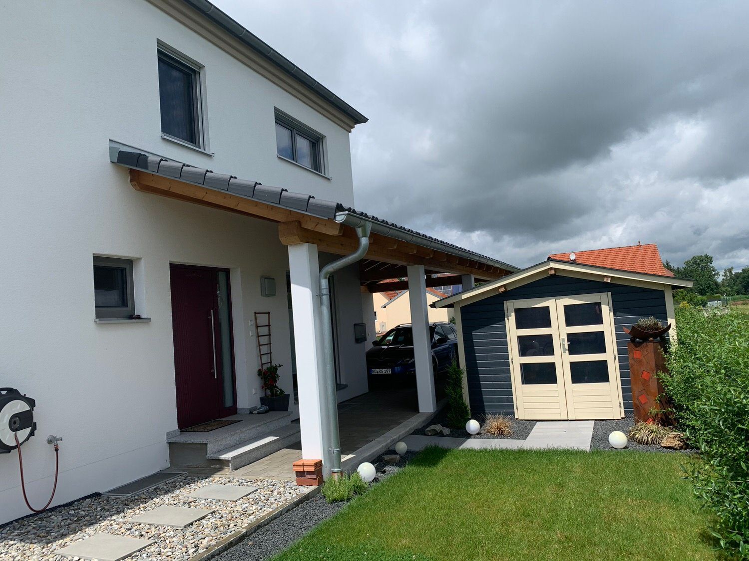 Fertigteilhaus in Weiß, Kleber Hausbau