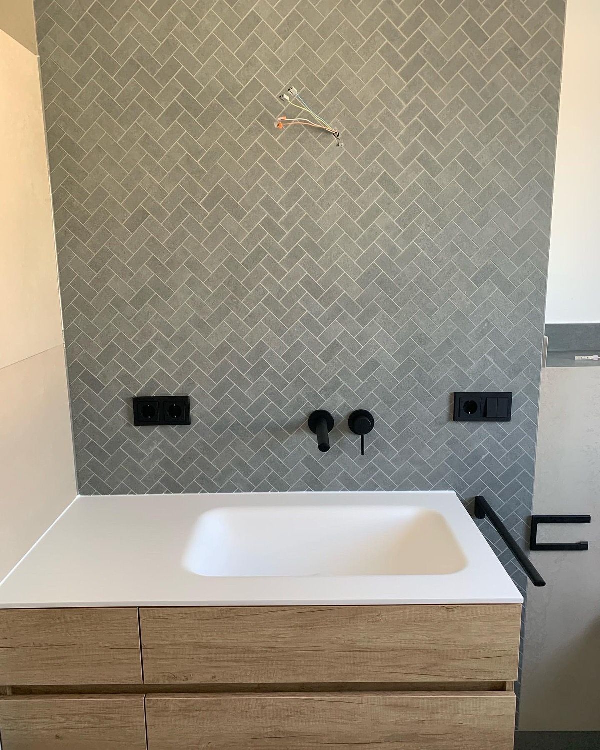 Waschbecken mit Holzunterbau, Kleber Hausbau